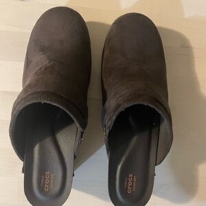 EUC Crocs Women’s Sarah Triple Comfort Brown Suede Heeled Clogs- Size 8